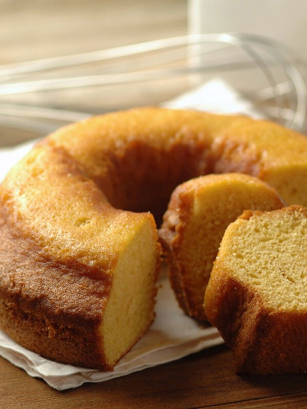 Ciambellone fatto in casa servito per la prima colazione ad Assisi in agriturismo